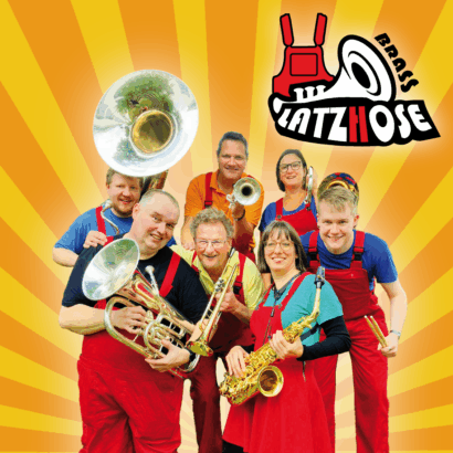 11343_latzhose-brass_hintergurnd-faecher_mit-logo