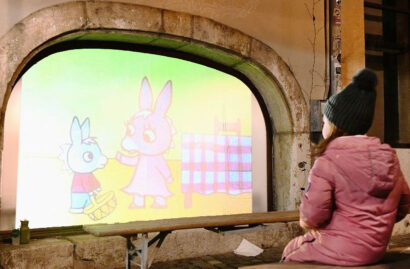 12061_outdoor_files_a-moitie-plein_projection-vitrine-AMP-2